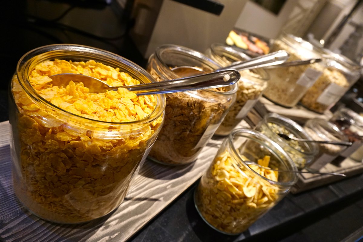  Krukker med morgenmadsprodukter. Billede.