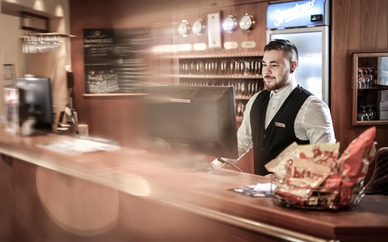 En manlig medarbetare i receptionen.