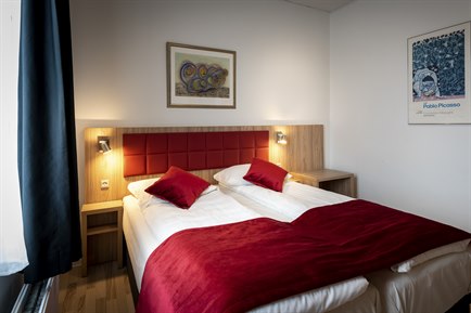 Nice double twin bed room. Photo.