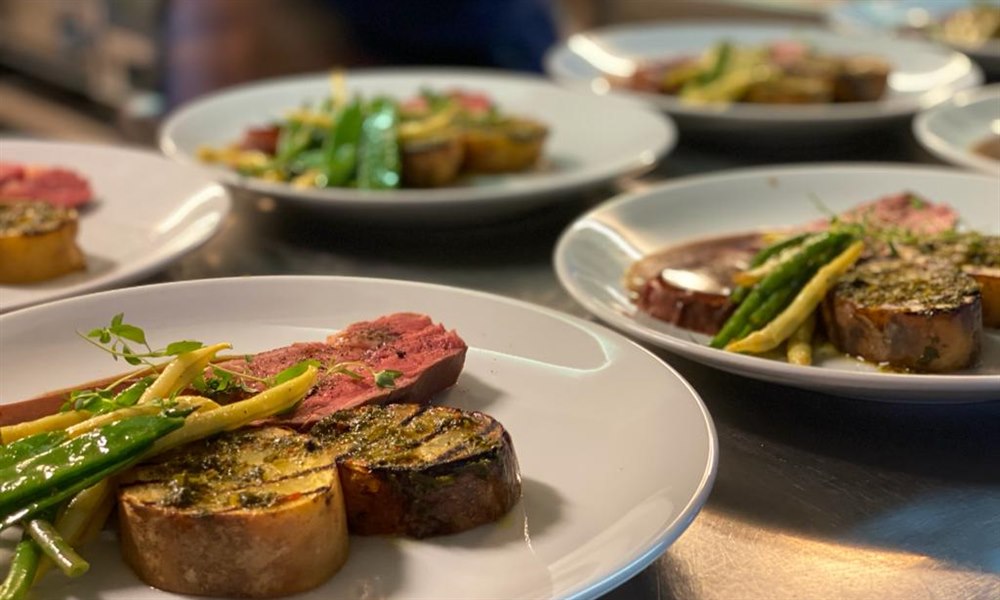 Nyt stekt biff for middag. Bilde.