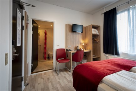 Nice double twin bed room. Photo.