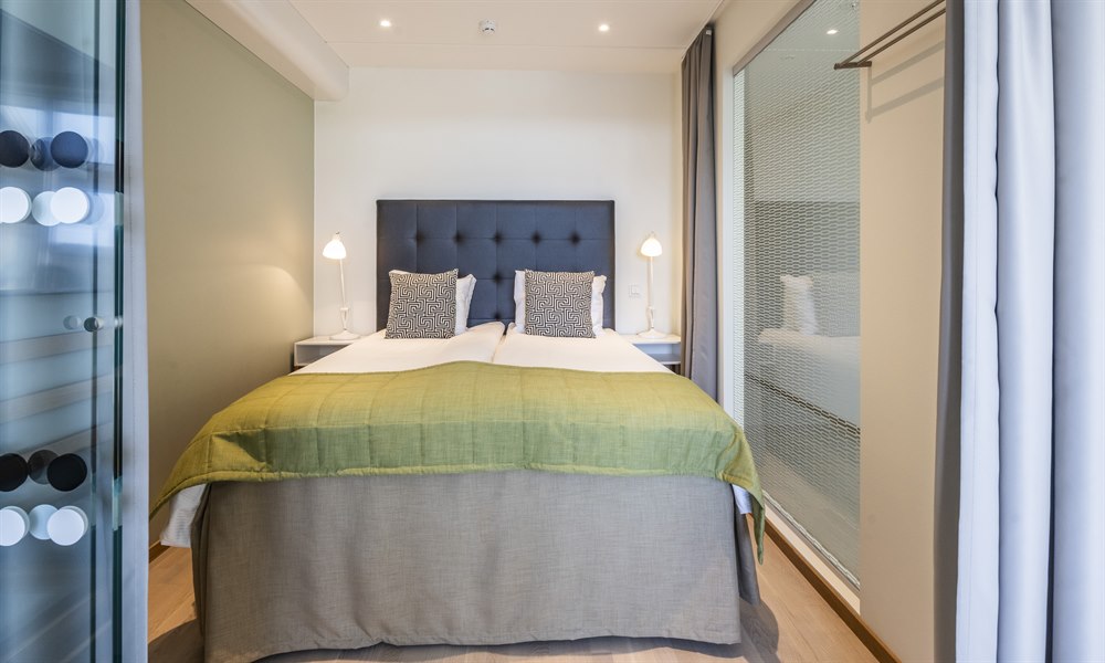 Familjestudio med balkong. Foto.