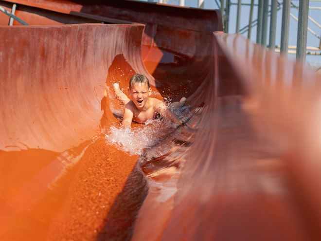 En pojke i en vattenrutschbana.