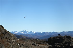 Helikopter sightseeing över berg. Foto.