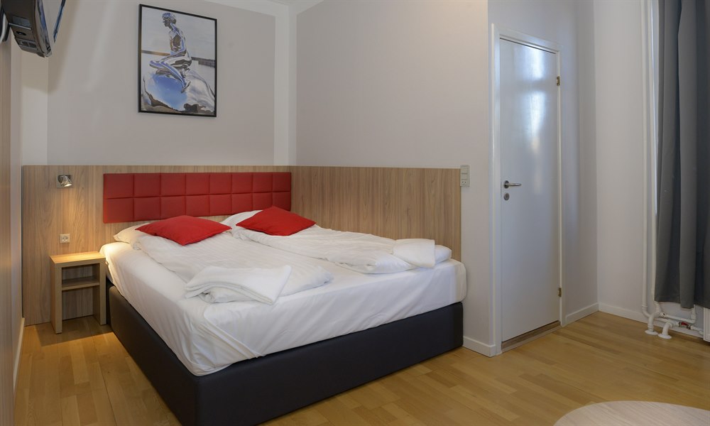 Large single room. Image.