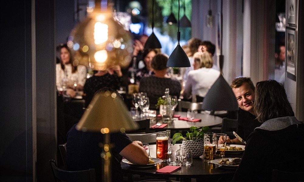 Människor som äter på en restaurang.