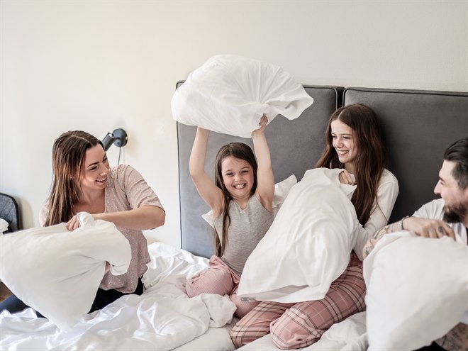 En familj på fyra i en säng i ett Standard Familjerum.