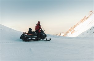Snøscootertur i fjellet. Bilde.