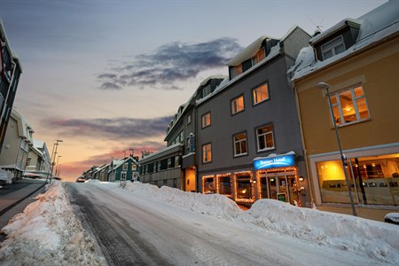 Hotellfasad i vinterskymning.