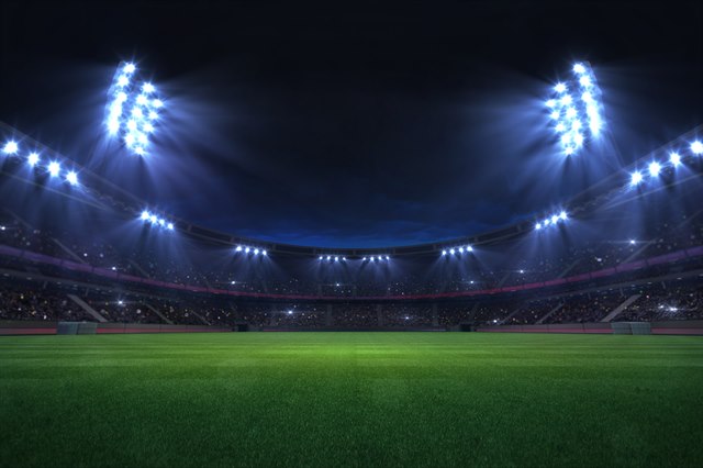 Spotlights stadion på natten. Foto.