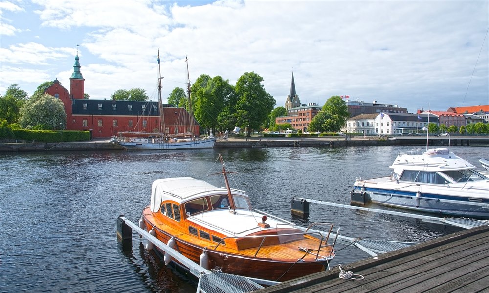 Ån Nissan och Halmstads slott. Bild.