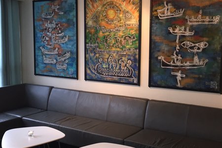 Lobby med sofaområde.