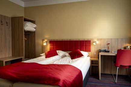 Nice double twin bed room. Photo.