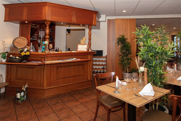 Nice restaurant with green decoration. Photo.
