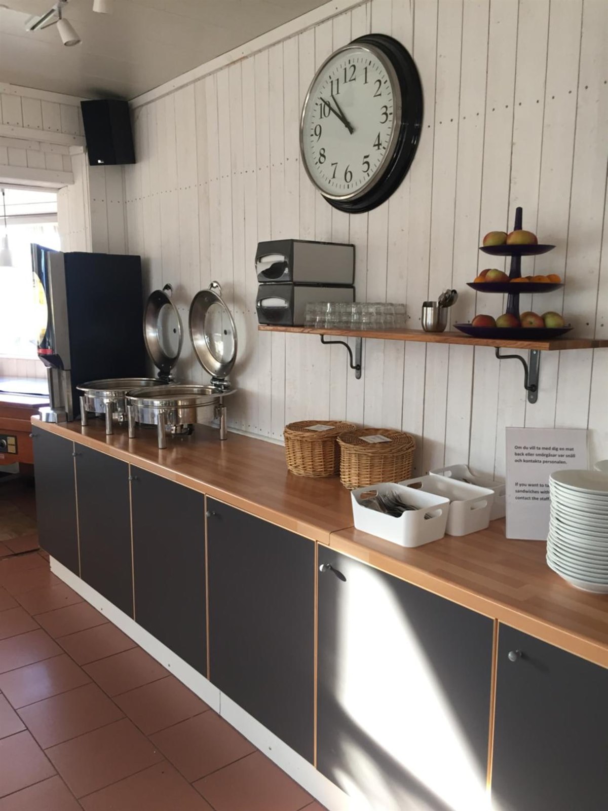 Frokostbuffet på Hotell E10 Kiruna. Bilde.