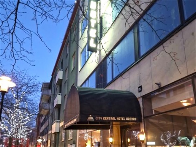 Hotell eksteriør om natten. Bilde.