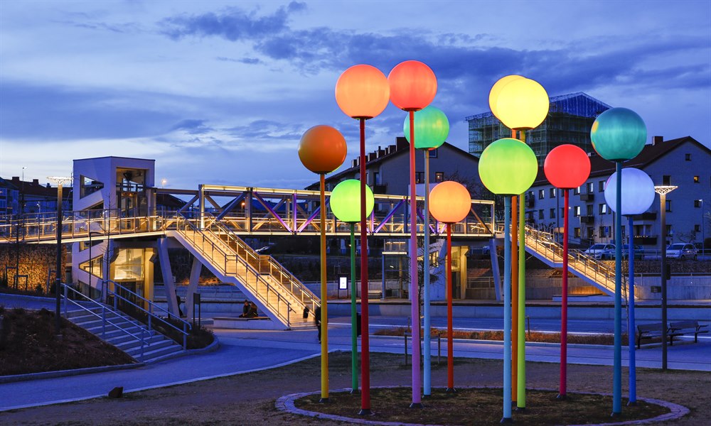 Glödlampskonst vid busstationen, Halmstad. Bild.