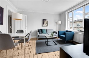 Moderne møbler to værelses lejlighed Indre Østerbro. Bilde.