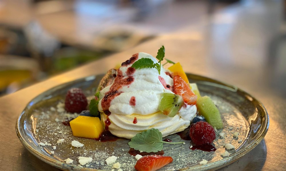 Deilig dessert iskrem med frukt. Bilde.