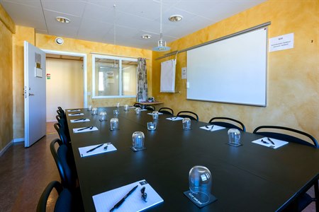 Group room for meetings and conferences. Image.