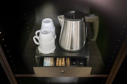 Cups and a kettle in a Deluxe Double / Family room.