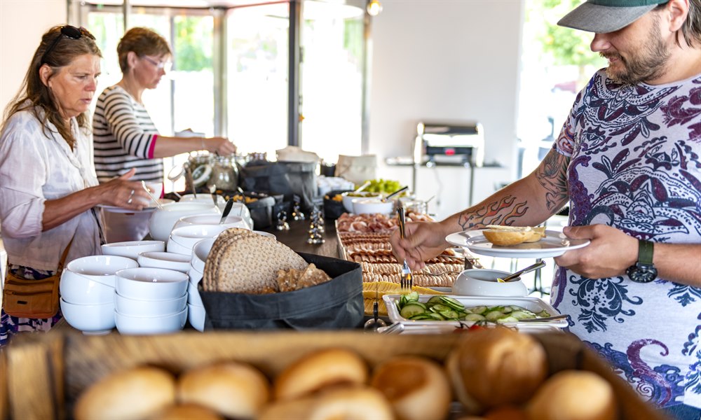 c / breakfast buffet